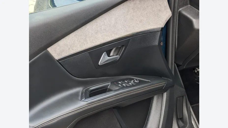 PEUGEOT 5008 -