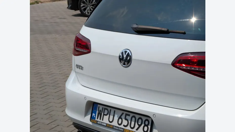 VOLKSWAGEN Golf -