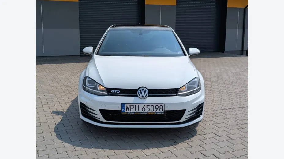 VOLKSWAGEN Golf -