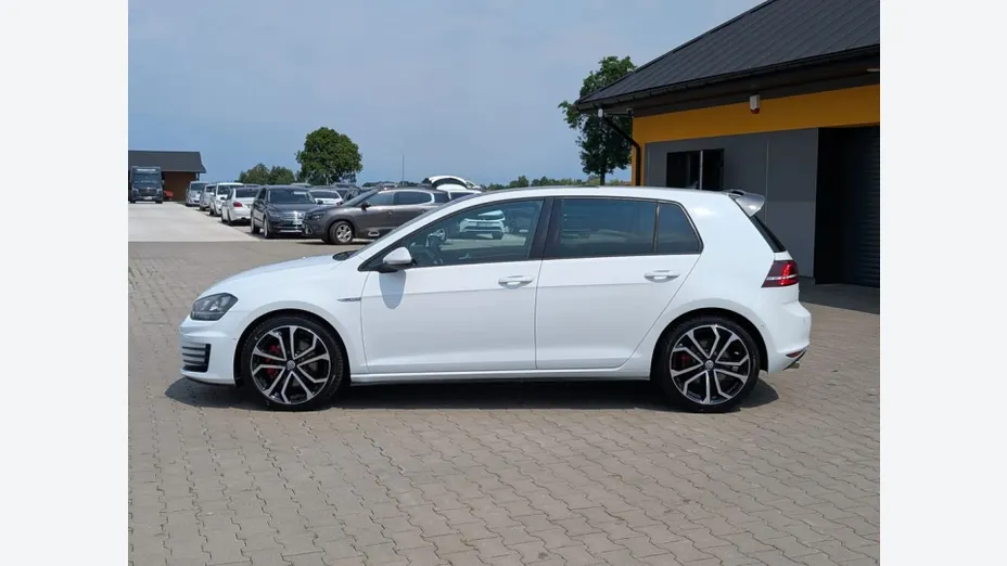 VOLKSWAGEN Golf -