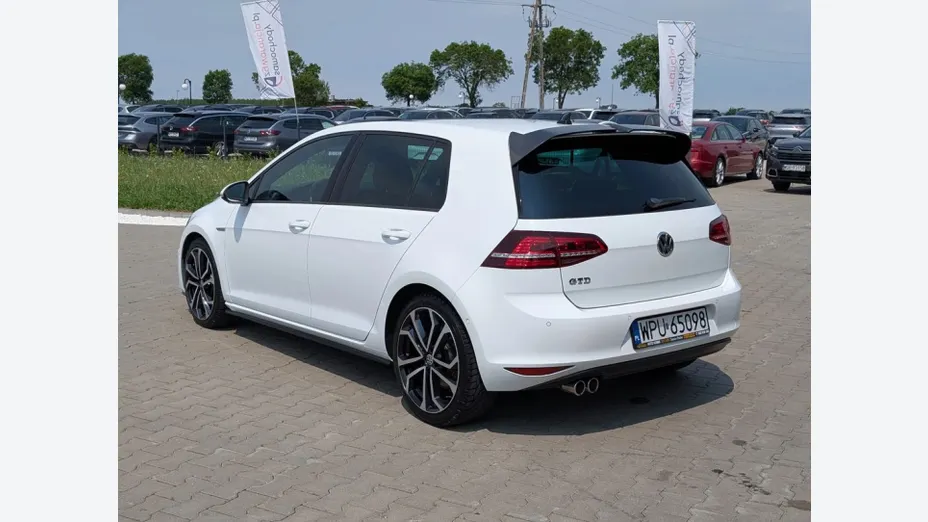 VOLKSWAGEN Golf -