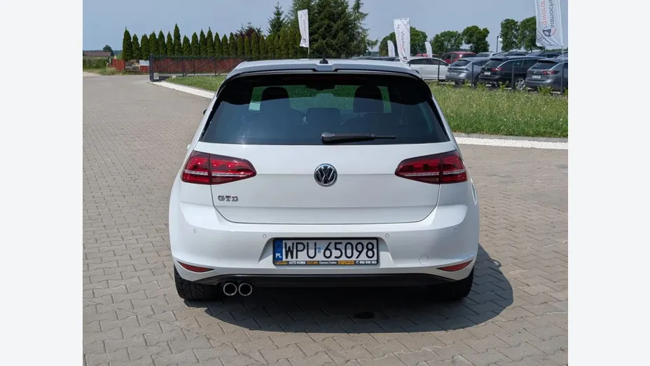 VOLKSWAGEN Golf -