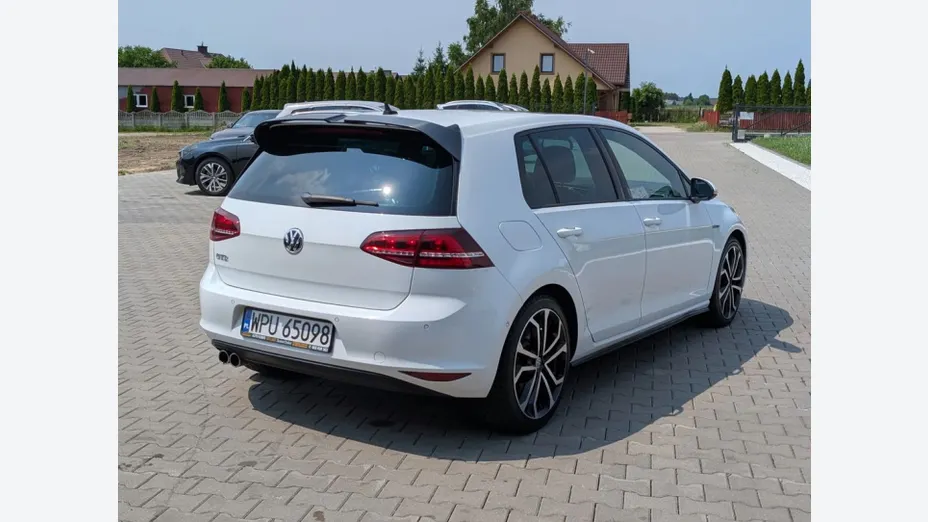 VOLKSWAGEN Golf -