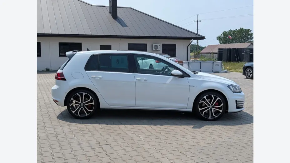 VOLKSWAGEN Golf -