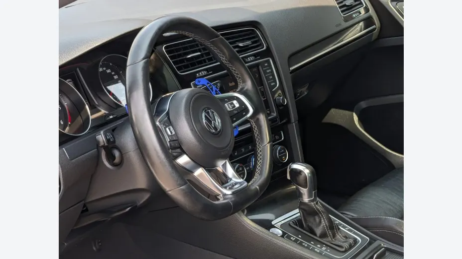 VOLKSWAGEN Golf -