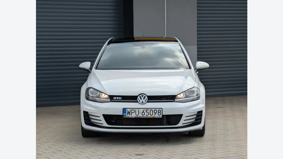 VOLKSWAGEN Golf -