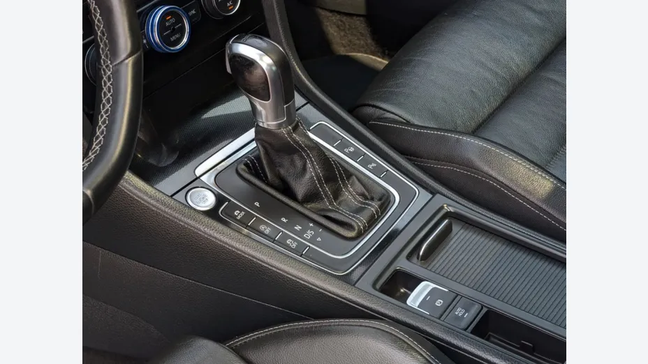 VOLKSWAGEN Golf -