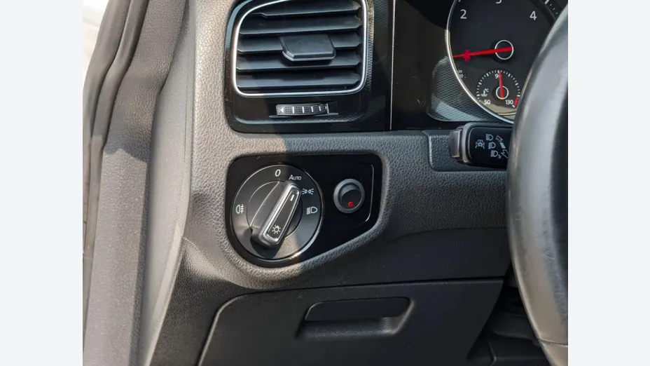 VOLKSWAGEN Golf -