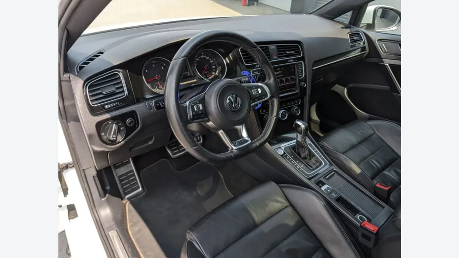 VOLKSWAGEN Golf -