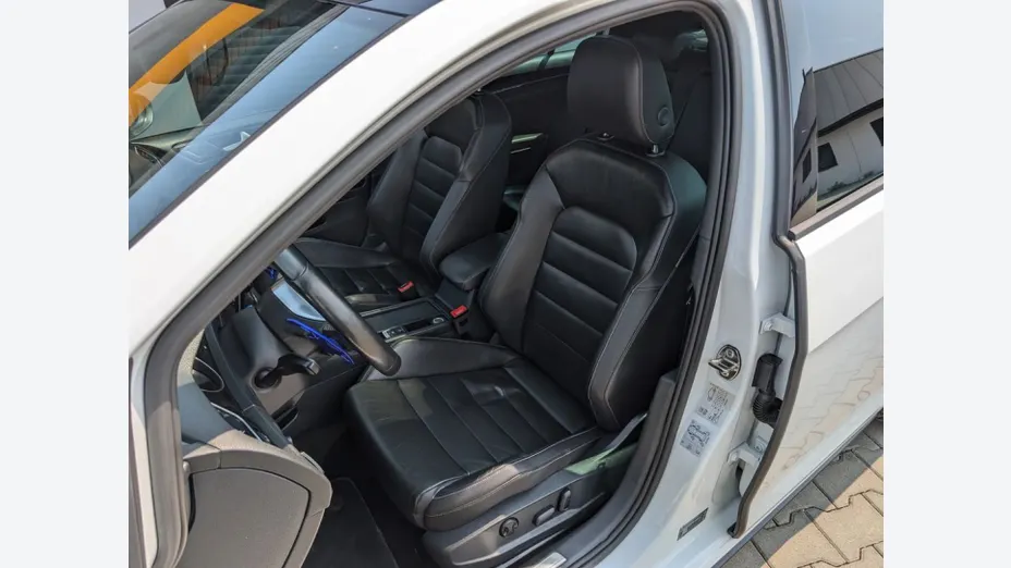 VOLKSWAGEN Golf -