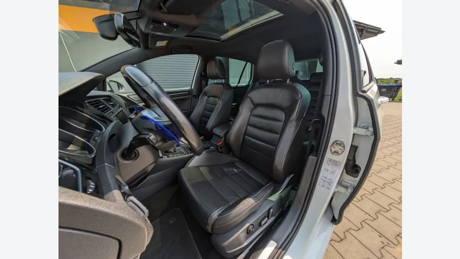 VOLKSWAGEN Golf -