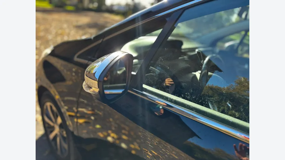 PEUGEOT 208 -