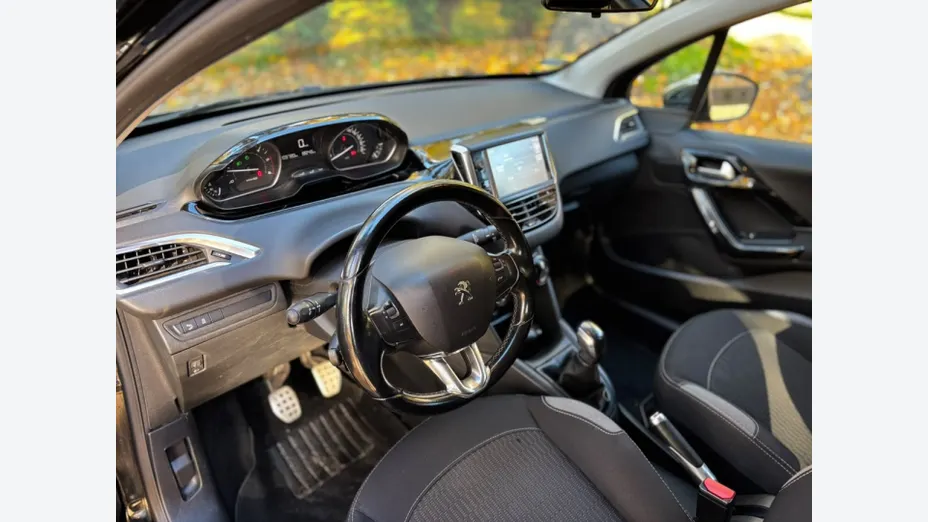 PEUGEOT 208 -