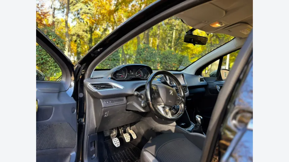PEUGEOT 208 -