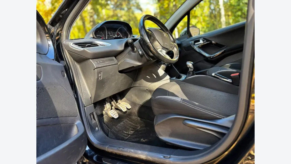 PEUGEOT 208 -