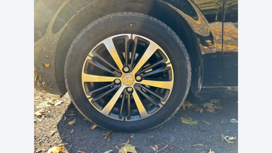 PEUGEOT 208 -