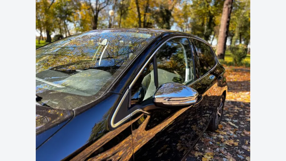 PEUGEOT 208 -
