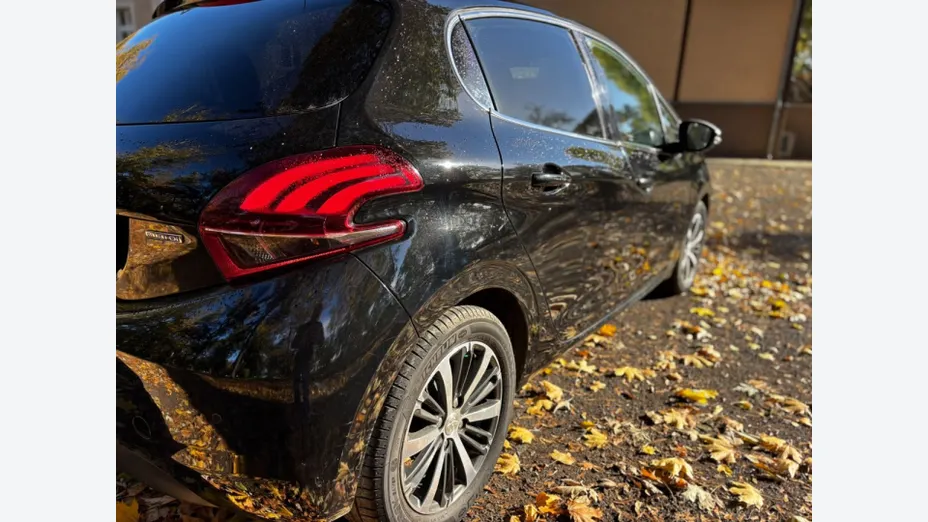 PEUGEOT 208 -