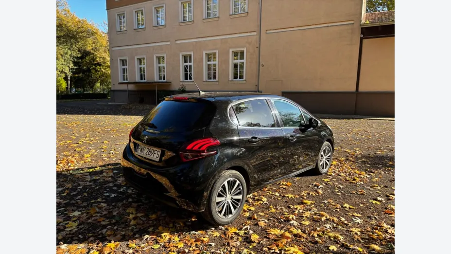 PEUGEOT 208 -