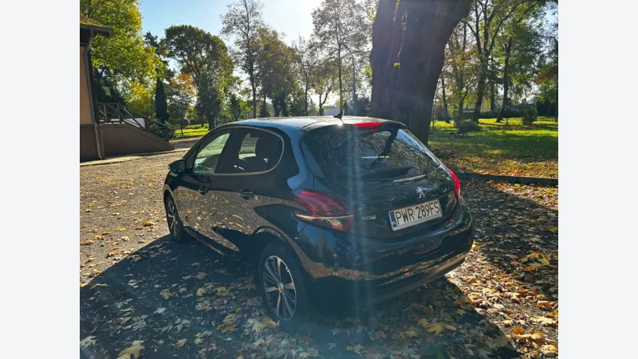 PEUGEOT 208 -