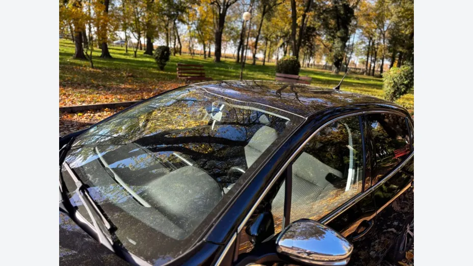 PEUGEOT 208 -