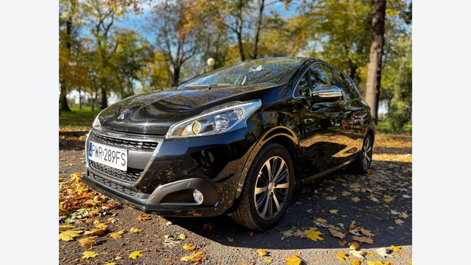 PEUGEOT 208 -
