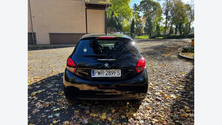 PEUGEOT 208 -