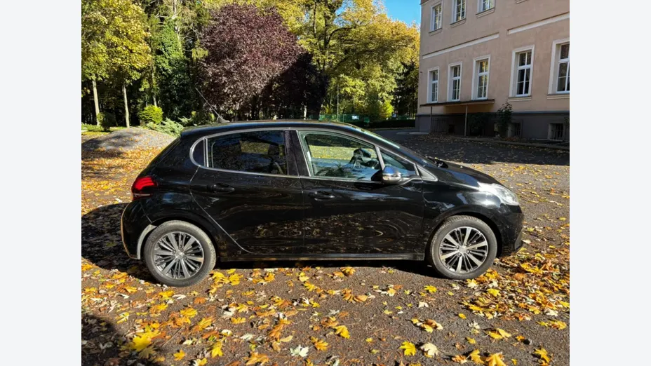 PEUGEOT 208 -