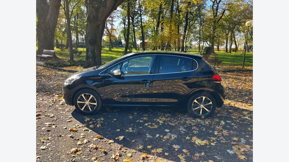 PEUGEOT 208 -