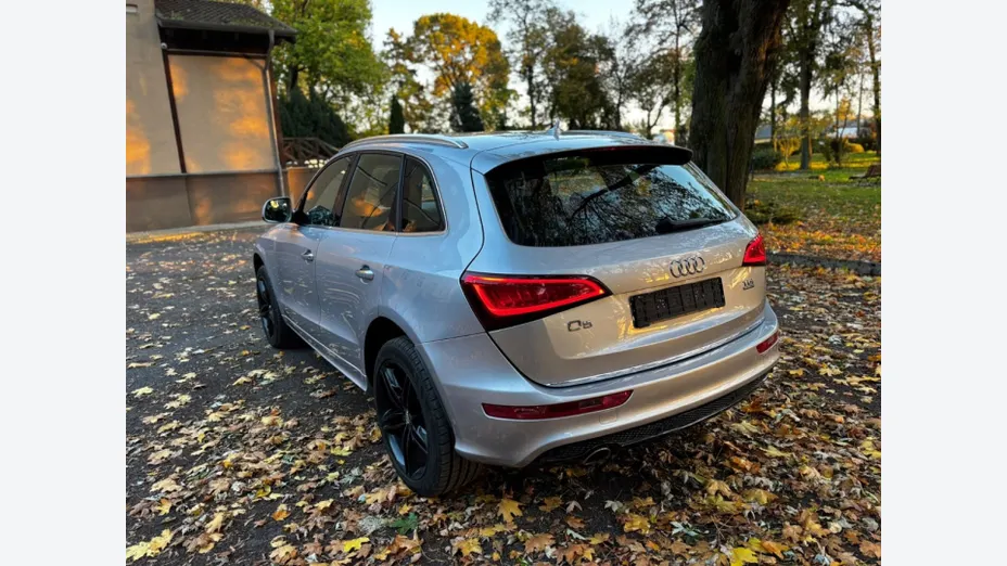 AUDI Q5 -