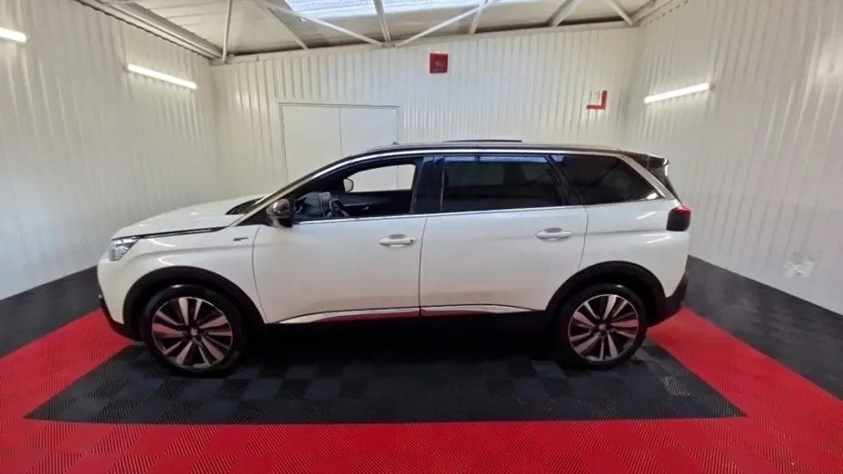 PEUGEOT 5008 -