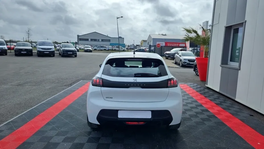 PEUGEOT 208 -