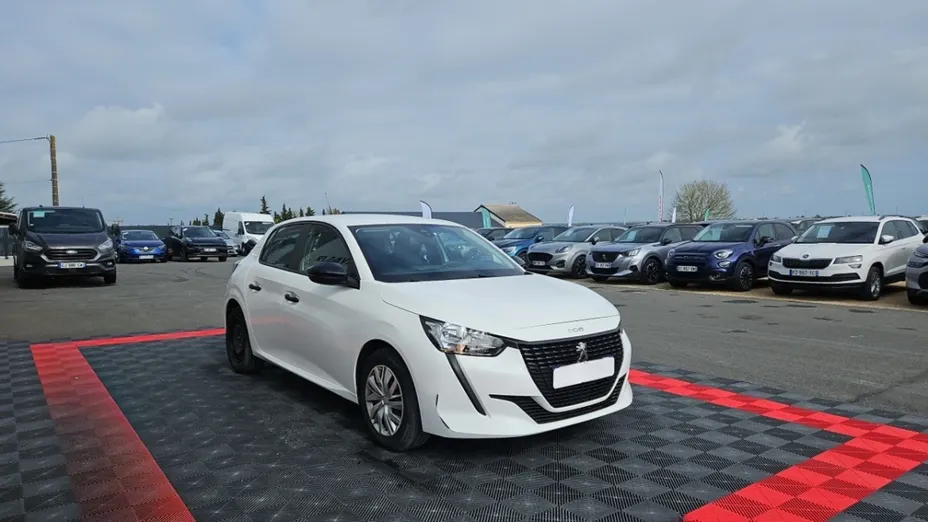 PEUGEOT 208 -