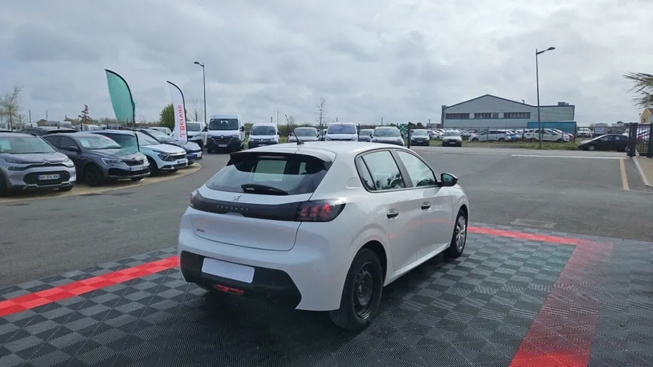 PEUGEOT 208 -