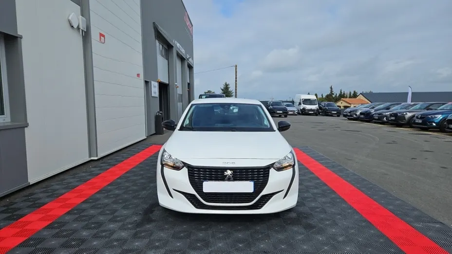 PEUGEOT 208 -