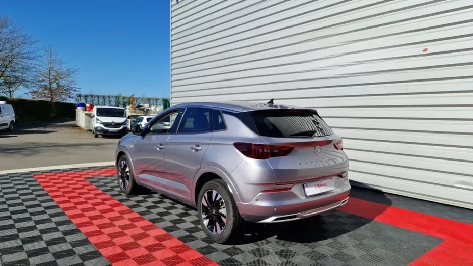 OPEL Grandland -