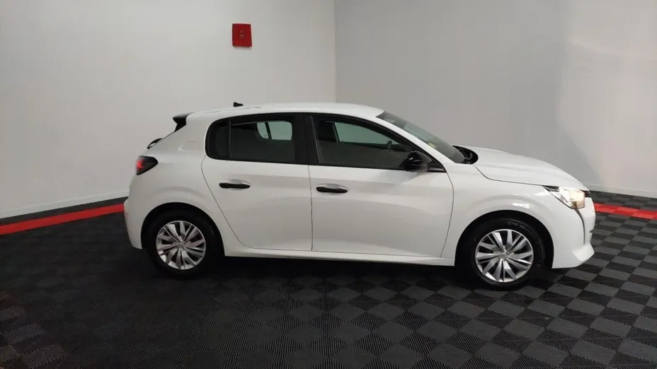 PEUGEOT 208 -