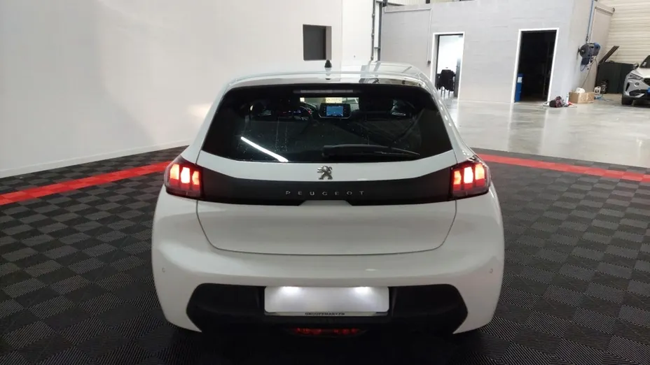 PEUGEOT 208 -