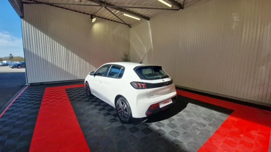 PEUGEOT 208 -