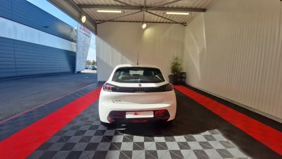 PEUGEOT 208 -