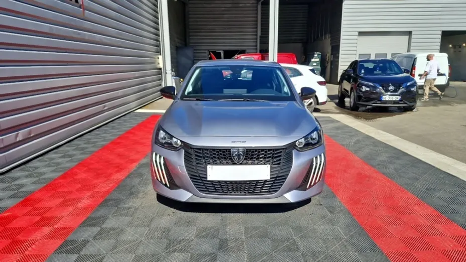 PEUGEOT 208 -