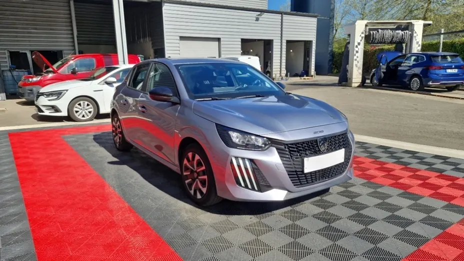 PEUGEOT 208 -