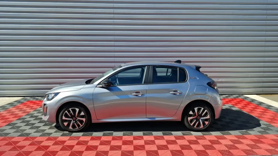 PEUGEOT 208 -