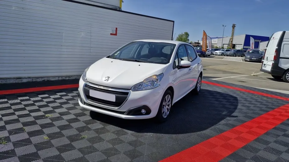 PEUGEOT 208 -