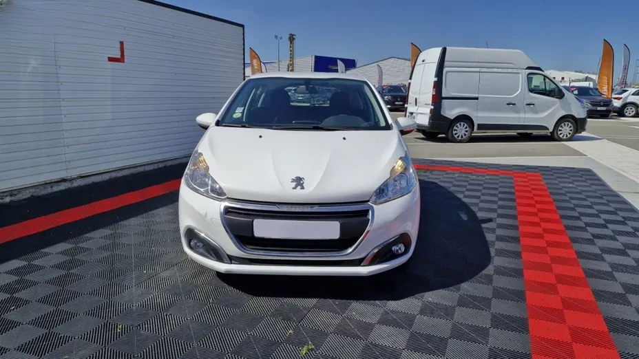 PEUGEOT 208 -