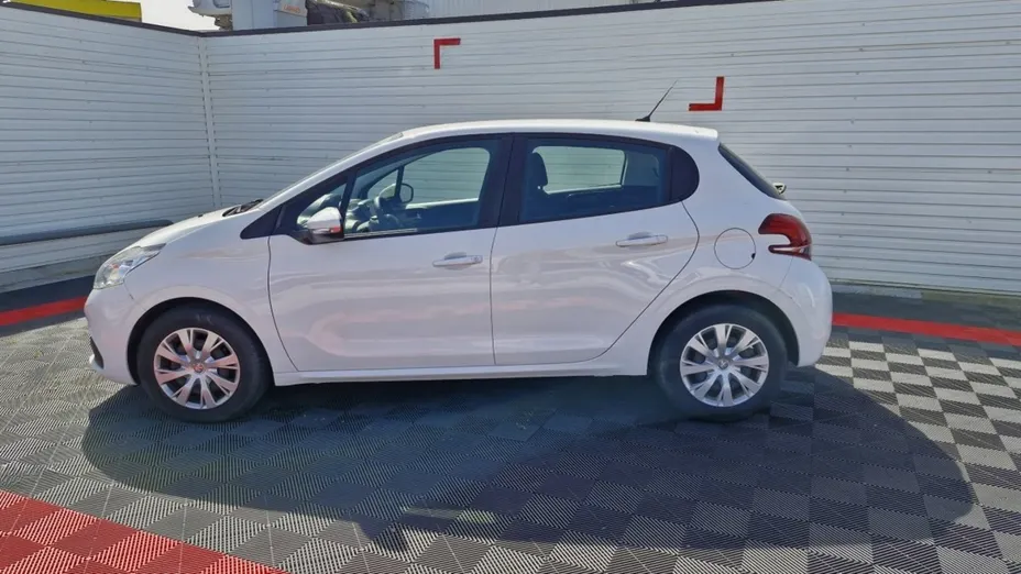 PEUGEOT 208 -