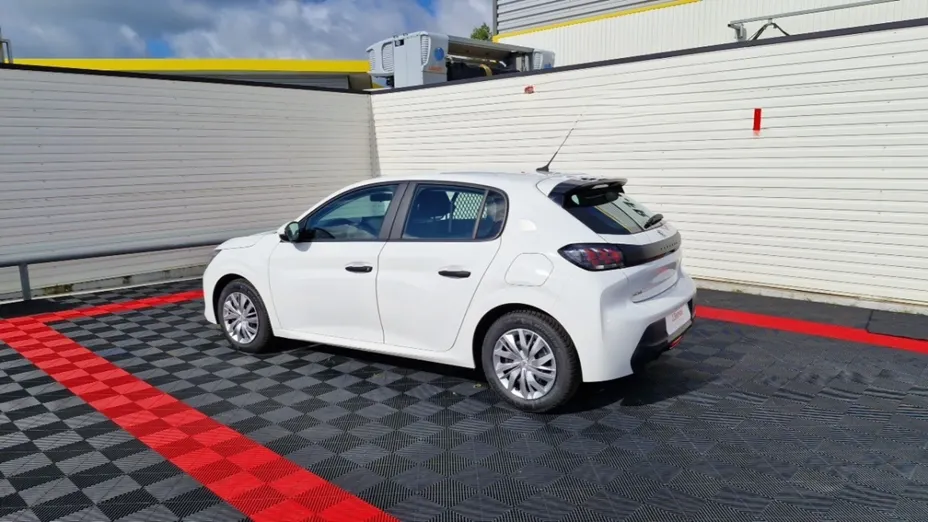 PEUGEOT 208 -