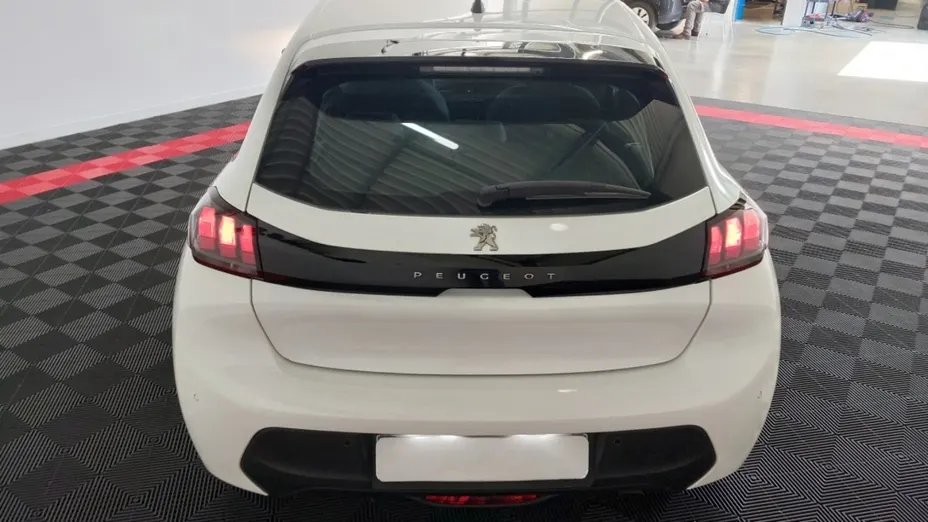 PEUGEOT 208 -