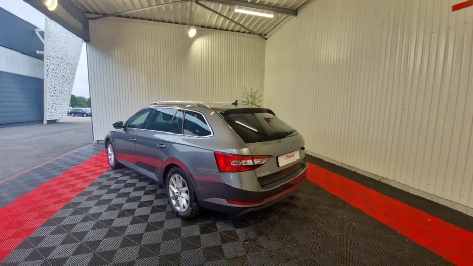 SKODA Superb -