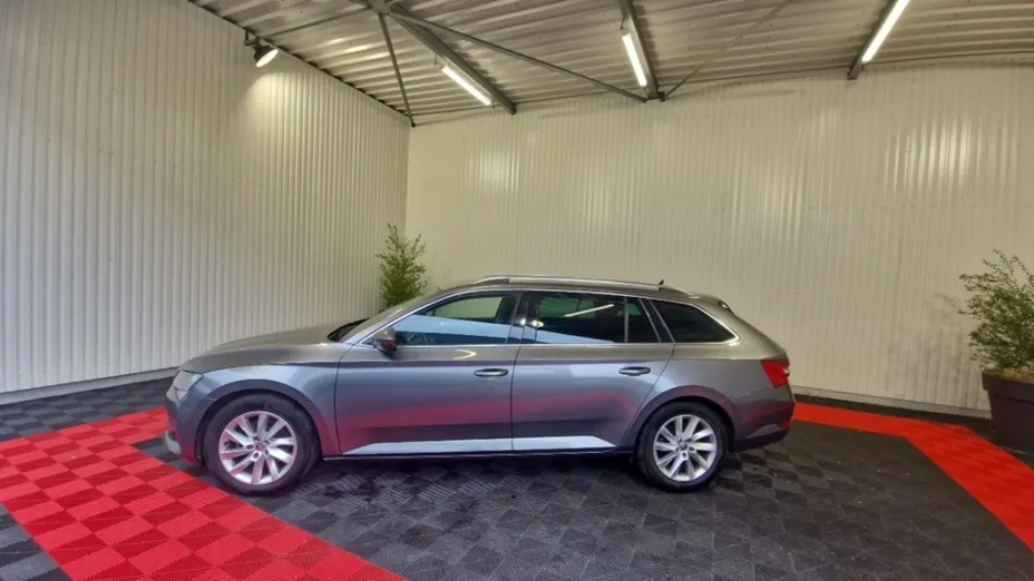 SKODA Superb -